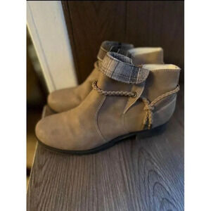 Sporto‎ womans short cut shoes size 9